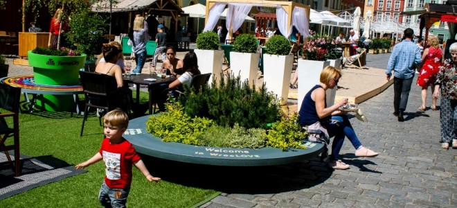 Stadtblumentopf, bequemes Möbelstück und... Werbeträger!